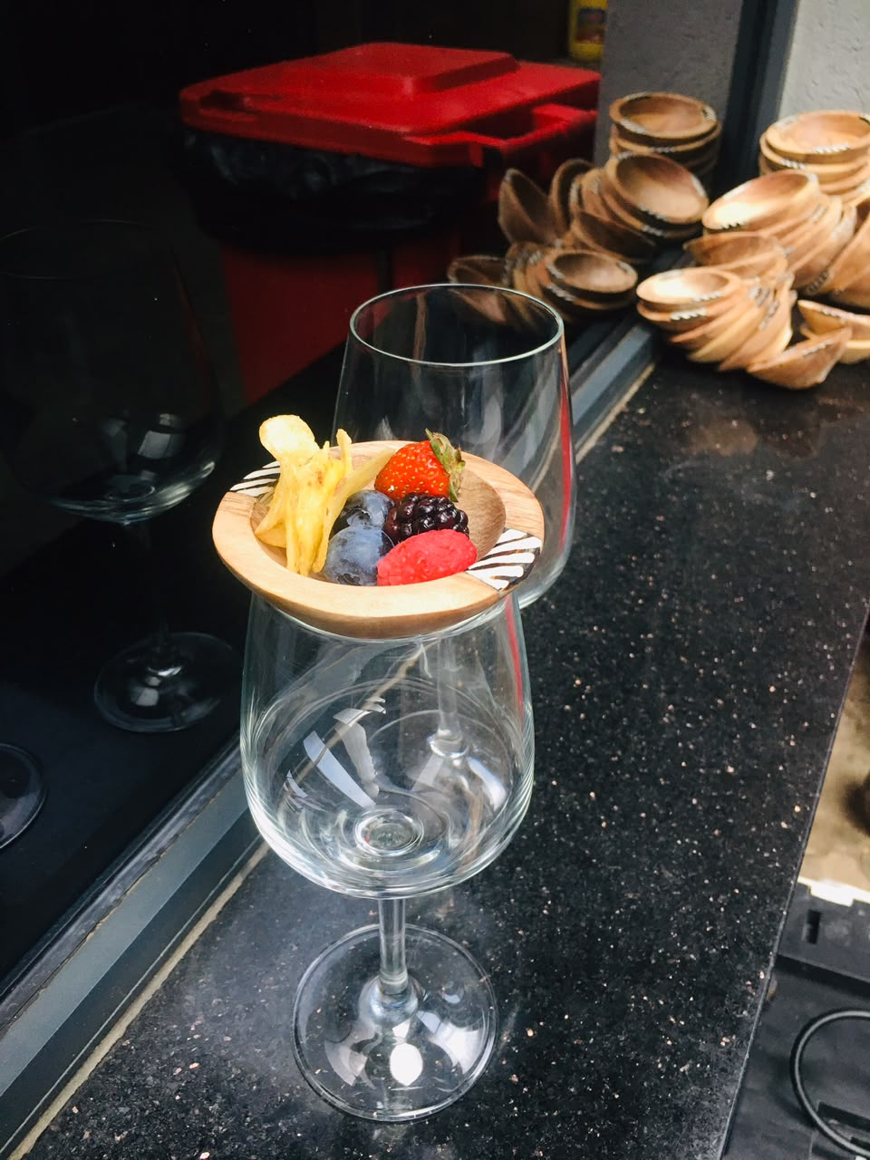 Maunos snack basket with wine glass topper